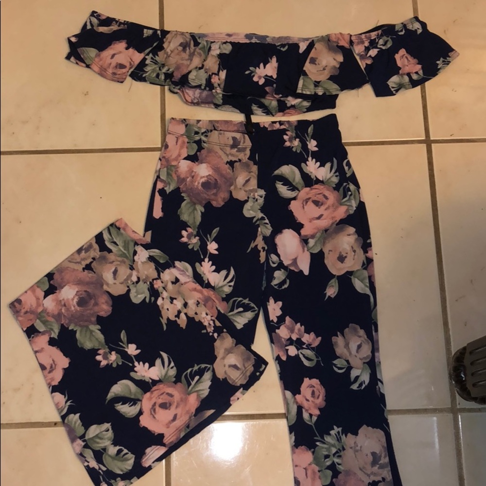 NEW. NEVER WORN Floral TWO PIECE SET